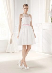 Trumpa vestuvinė suknelė su ažūriniu liemeniu