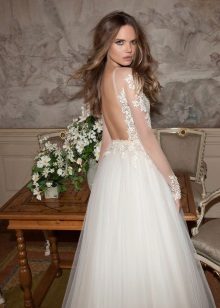 Gaun pengantin dengan penutup renda tertutup