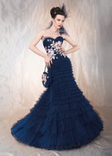 Apliques de renda em um vestido de noiva azul