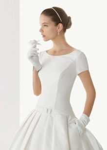 Gaun pengantin dengan sarung tangan pendek