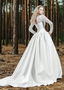 Nėrinių rankovių vestuvinė suknelė