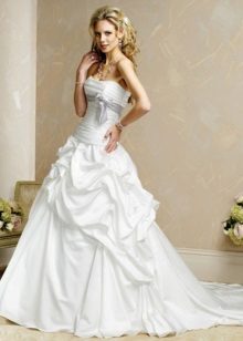 Пухка сватбена рокля от тафта