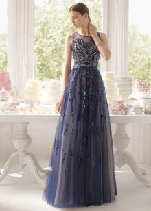 Mėlyna vakarinė suknelė su nėriniais iš Rosa Clara