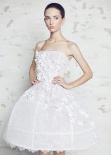 فستان زفاف قصير مزين بالورود