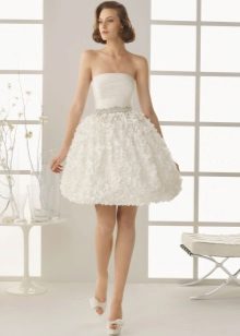 Trumpa ir pūkuota vestuvinė suknelė su raukšlėmis ant sijono