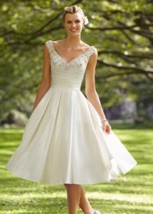 Un abito da sposa con una gonna ampia e attillata