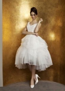 Къса сватбена рокля с многоетажна пухкава пола