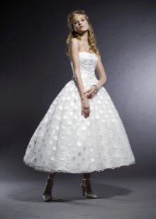 Trumpa, pūkuota vestuvių suknelė 60-ųjų stiliaus