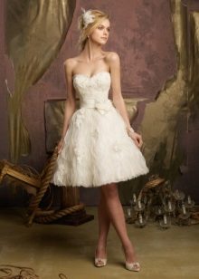 Trumpa vestuvinė suknelė su dekoruotu sijonu