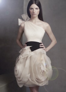 Сватбена рокля къса от Вера Вонг