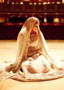 Vyšívané moslimské svadobné šaty