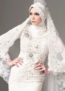 Balta dizainerės vestuvinė musulmonų suknelė