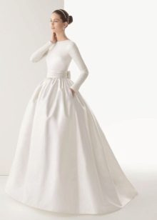 Um magnífico vestido de noiva fechado de Eli Saab