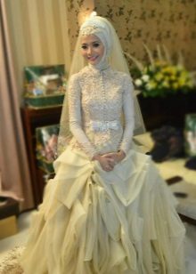 Váy cưới Hồi giáo với một chiếc váy đầy đủ