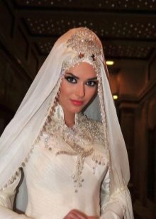 Мюсюлманска сватбена рокля с яка на стойката