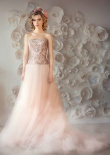 Persikų vestuvinė suknelė iš Natašos Bovykinos
