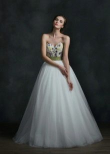 Сватбена рокля от Наташа Бовикина с камъни