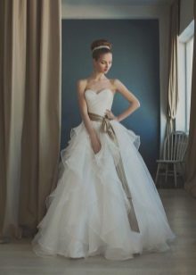 Великолепна сватбена рокля от Наташа Бовикина