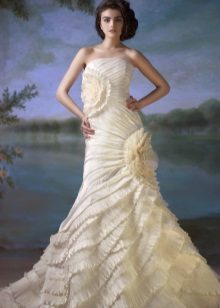 Vestido de noiva com babados de Svetlana Lyalina