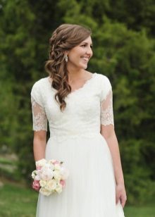 فستان زفاف متواضع مع الأكمام