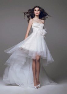Gaun pengantin pendek dengan kereta api yang boleh dilepaskan