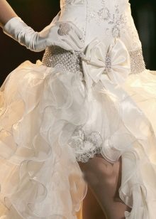 Wedding dress with a detachable train with frill