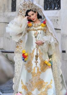 Vestuvinė suknelė rusų stiliaus šviesoje