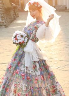 Spalvinga vestuvių suknelė rusų stiliumi