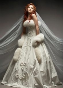 Vestuvinė suknelė su kailiu