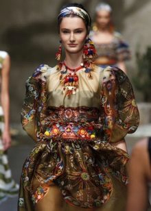 Robe de mariée de couleur dans le style russe
