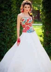 Pakaian perkahwinan gaya Rusia dengan poppies