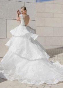 Подпухнала сватбена рокля с многоетажна пола и влак