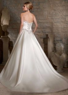 Gaun pengantin yang mewah dihiasi dengan rhinestones