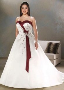 Vestido de noiva para o cheio com elementos vermelhos