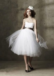 Gaun pengantin pendek dengan skirt penuh