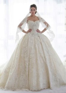 Пищна дантелена сватбена рокля