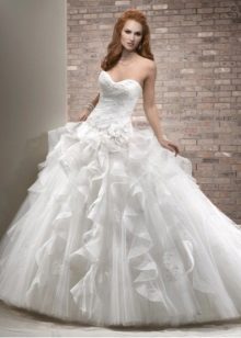 Пищна сватбена рокля с вертикални ръбове