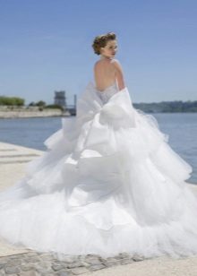 Великолепна сватбена рокля с каскадна пола и влак