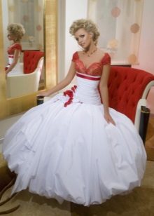 Vestido de noiva com um corpete vermelho