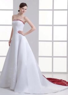 Gaun pengantin dengan memasukkan merah