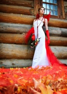 ظهر أحمر على فستان الزفاف