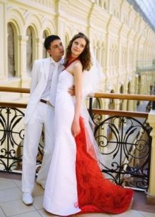 Elemento traseiro vermelho em um vestido de noiva