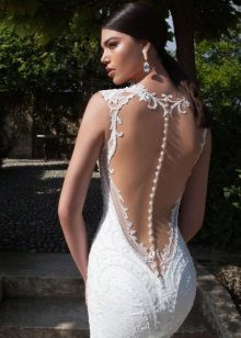 vestido de novia con espalda abierta y botones