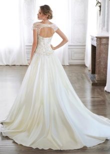Gaun pengantin dengan renda di bahagian belakang
