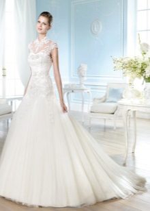 Gaun pengantin dengan penutup tertutup dengan kerja terbuka yang besar