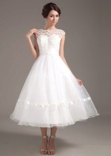 فستان زفاف متوسط ​​الطول من الدانتيل