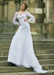 Closed wedding dress with wide sleeves and a train