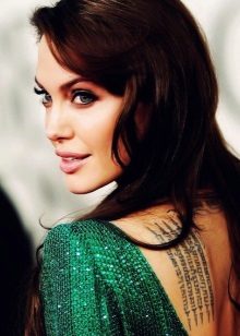 Angelina Jolie dalam pakaian zamrud