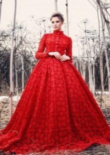 Raudona pūkuota „guipure“ vakarinė suknelė
