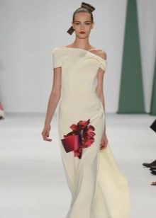 Biele šaty s červeným kvetom od Carolina Herera